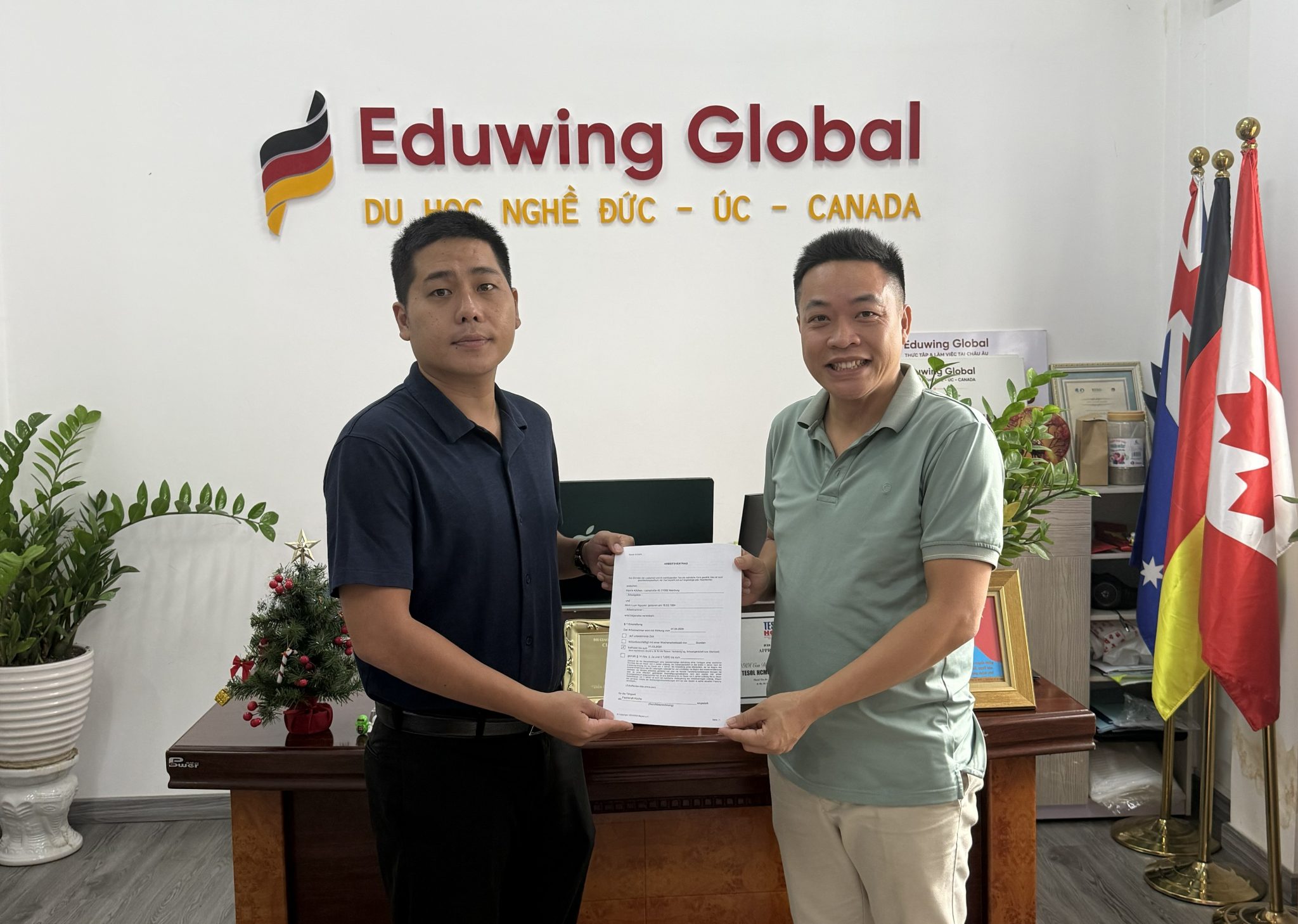 Ứng viên ký hợp đồng lao động Đức tại văn phòng Eduwing Global