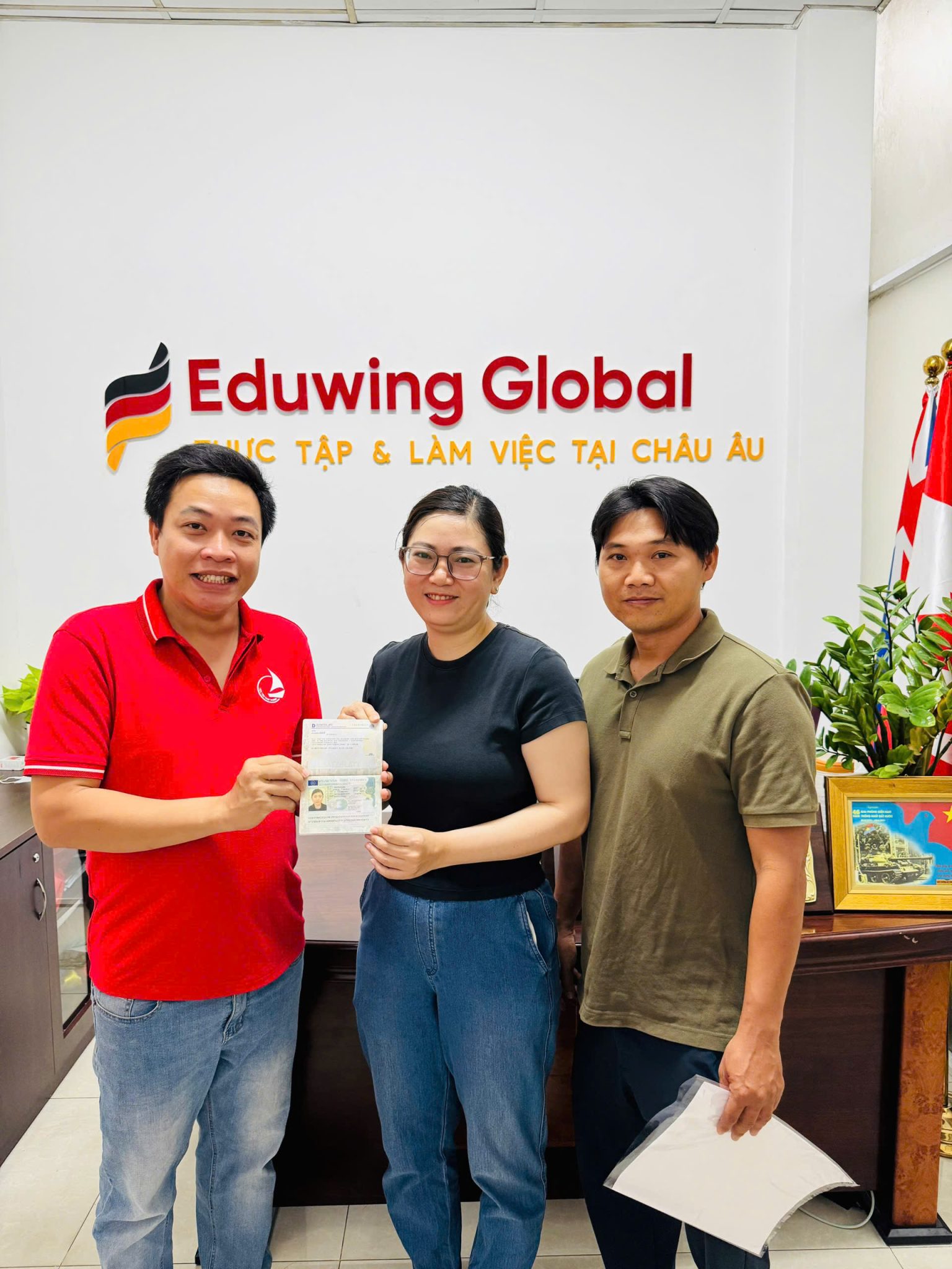 Ứng viên Quý nhận visa §18b Đức tại văn phòng Eduwing